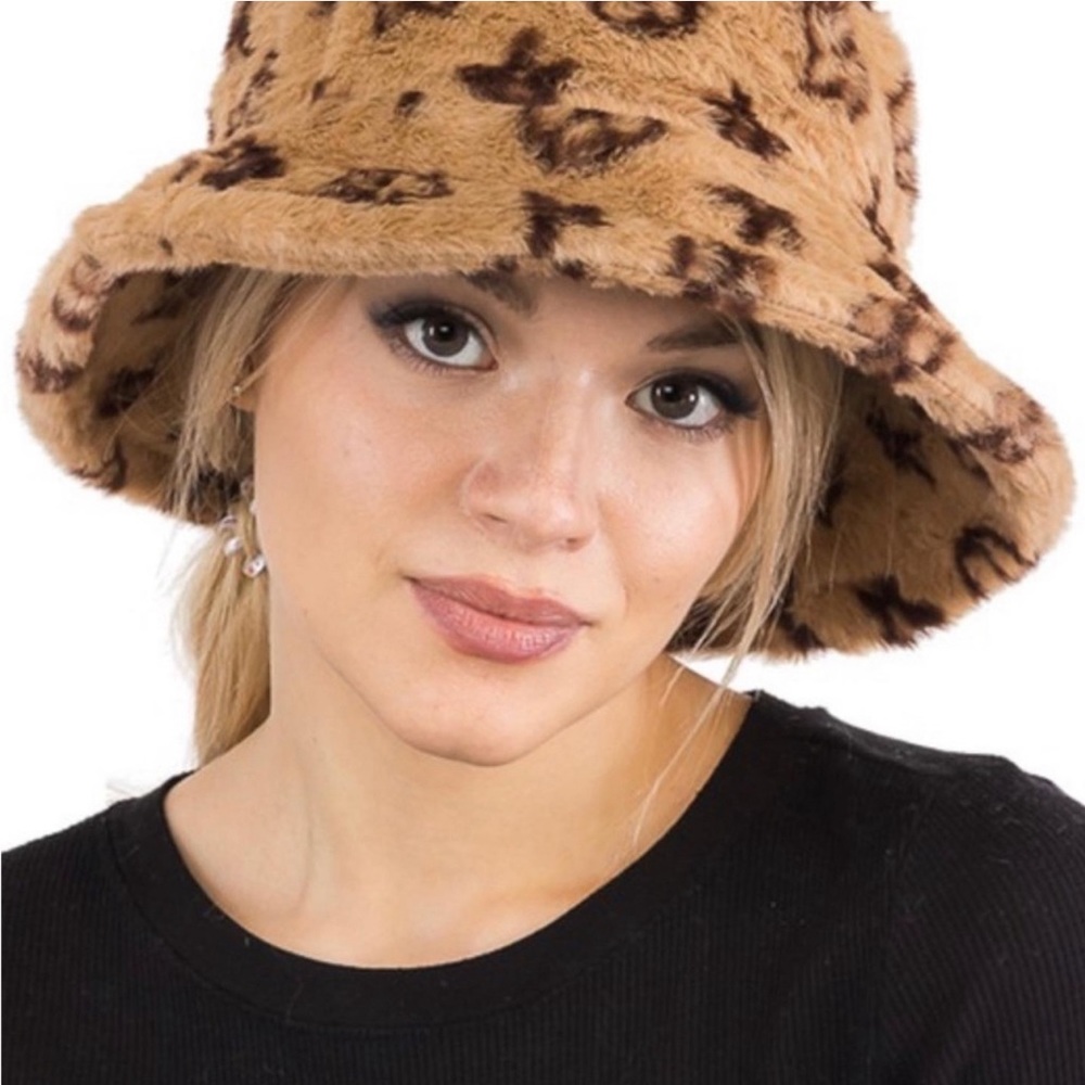 Fuzzy winter bucket hats ☃️